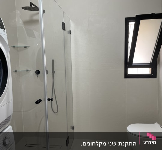 מקלחון זכוכית עם ראש מקלחת ומדפים
